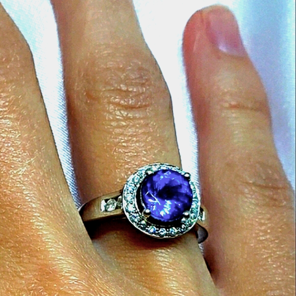 Tanzanite 2 Carat w/ 24 pcs. Diamond 14KWG Ring